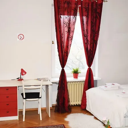 West Mazowiecka 7 * Varsovia